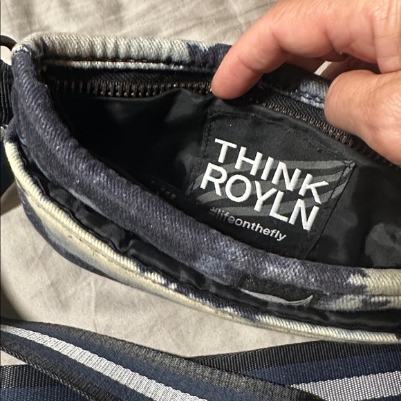 Think Royln bum bag crossbody purse wide strap blue tie dyed small - Picture 3 of 5
